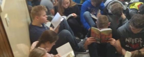 „Czytanie na przerwie” - ogólnopolska akcja bicia rekordu w liczbie osób czytających na przerwie